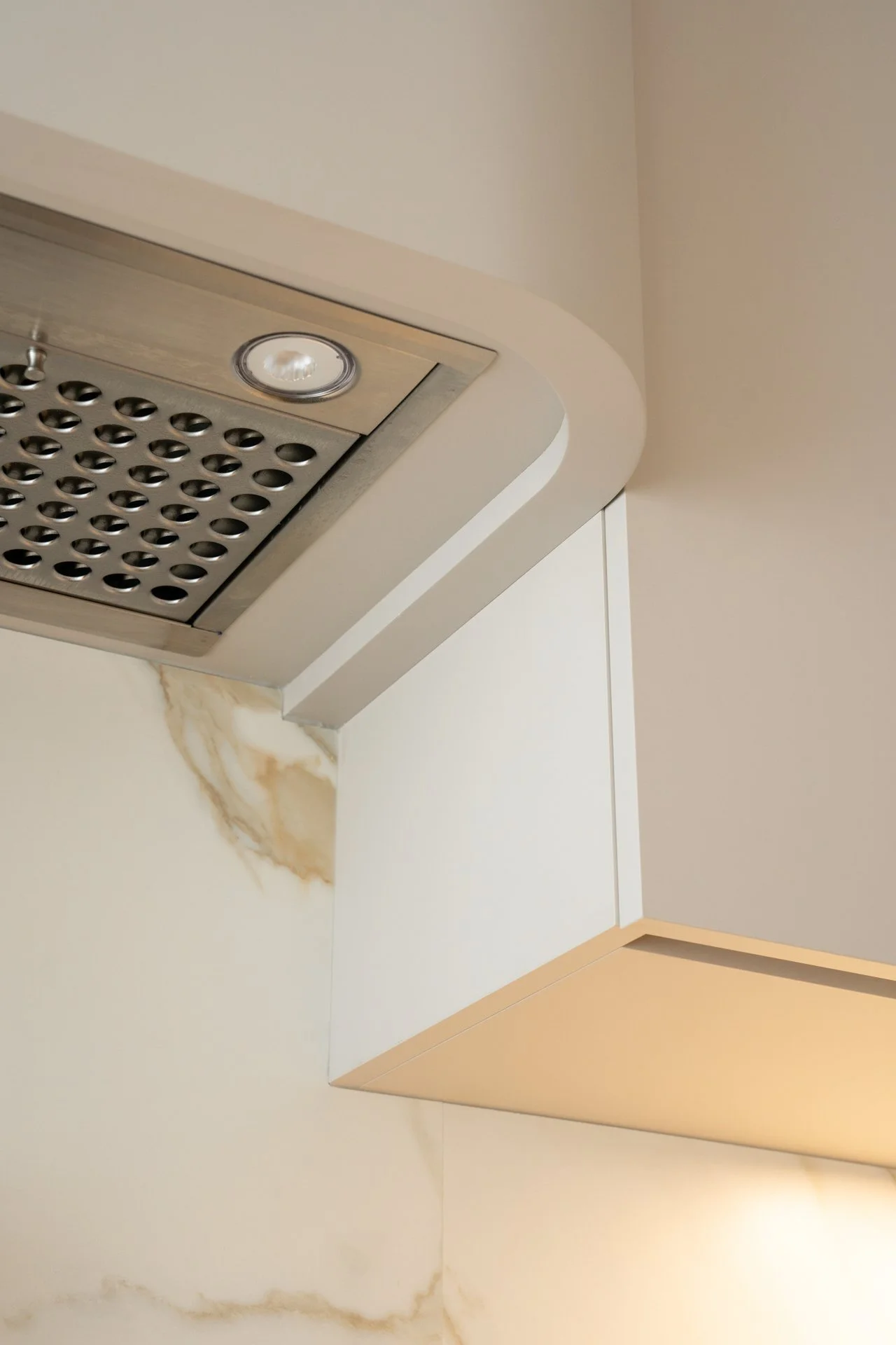 Vapeur ou condensation sous un hôte de hotte de cuisine dans une cuisine moderne.