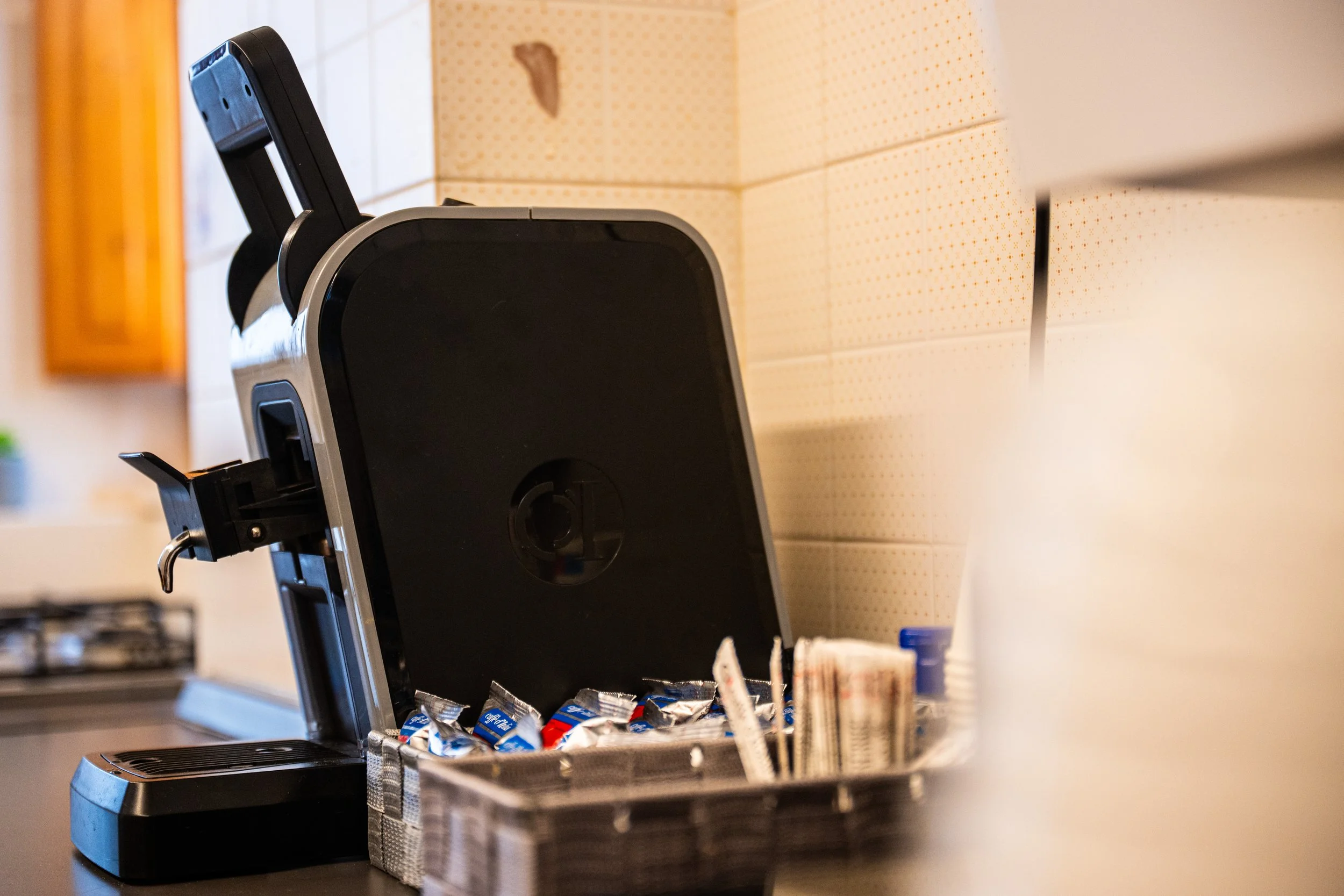 Macchina per caffè in cucina con contenitore di bustine