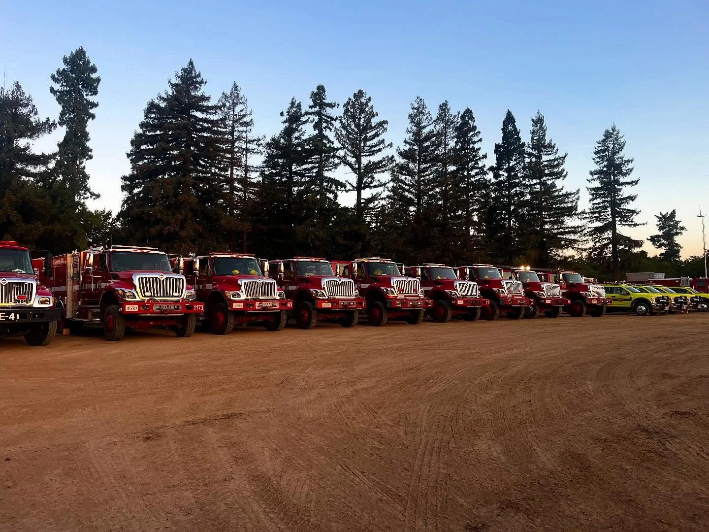 📸🔥 Rested and ready, moments before firetrucks and crews head out fight the Pickett fire. Huge thanks to all law enforcement, CAL FIRE, and everyone working tirelessly to protect our community. Your bravery inspires us all! 🚒🌲 #NapaValley #Firefi