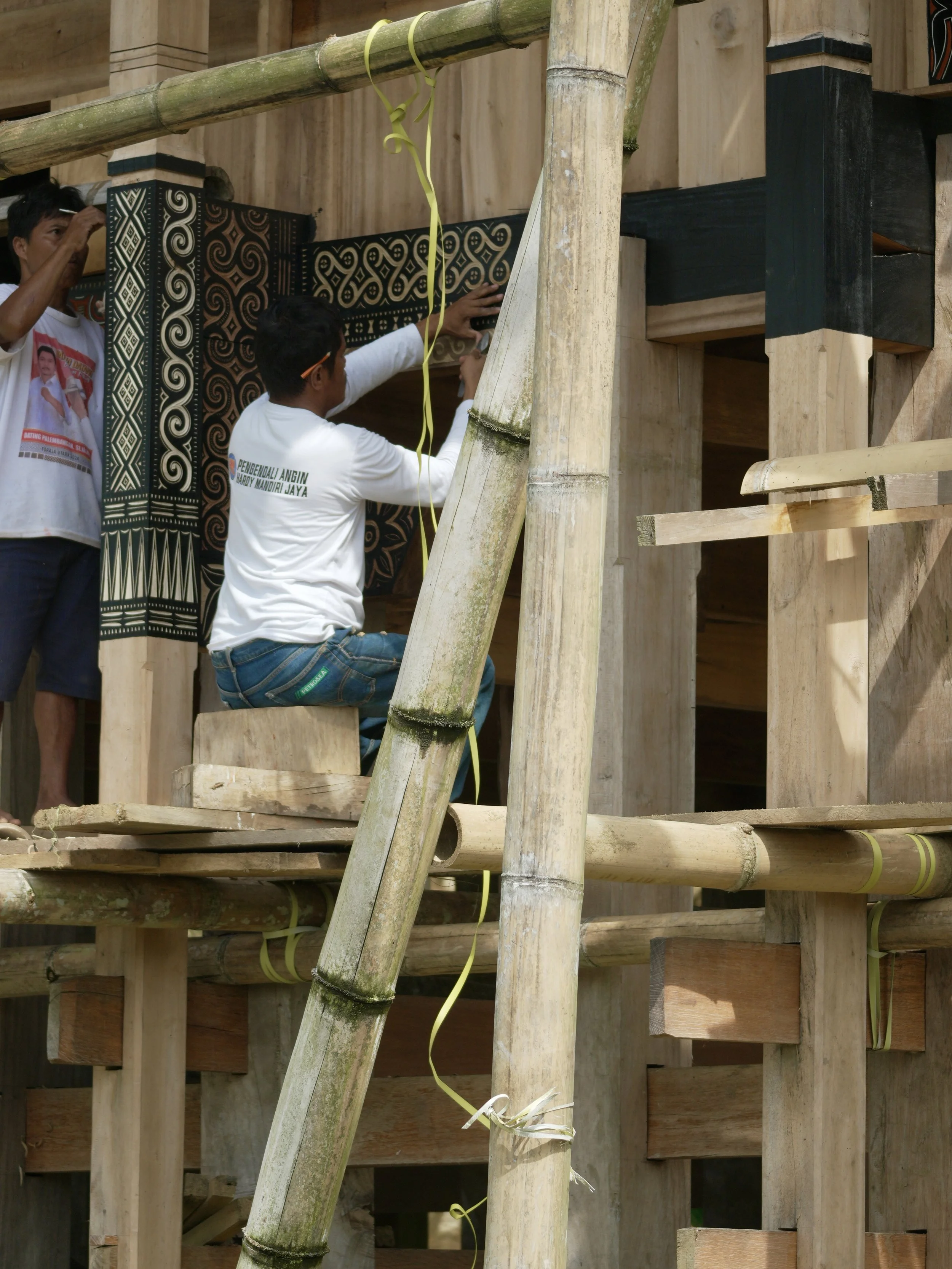 indonesia-tana-toraja-tongkonan-house-workers.jpg