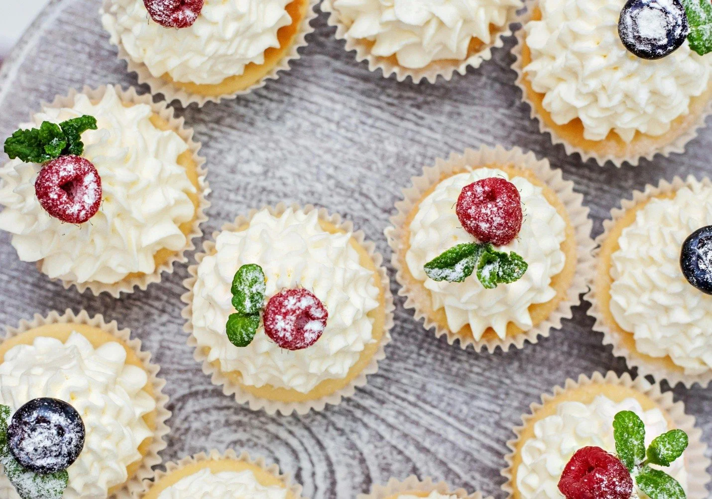 Mini Cupcakes vs Regular Cupcakes for Dessert Tables: What Guests Choose First