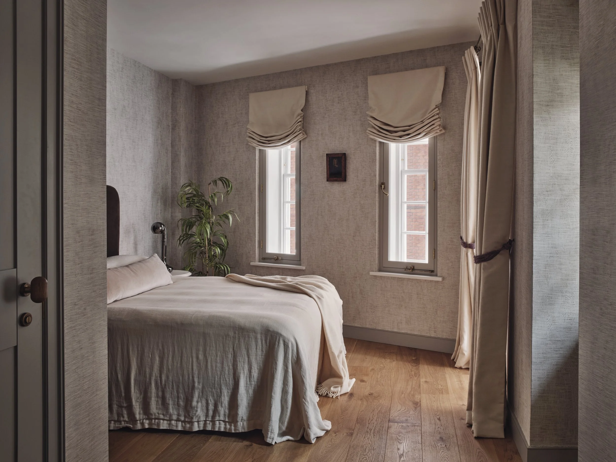 Studio-L-London-farmhouse-in-the-city-primary-bedroom-st-james.jpg