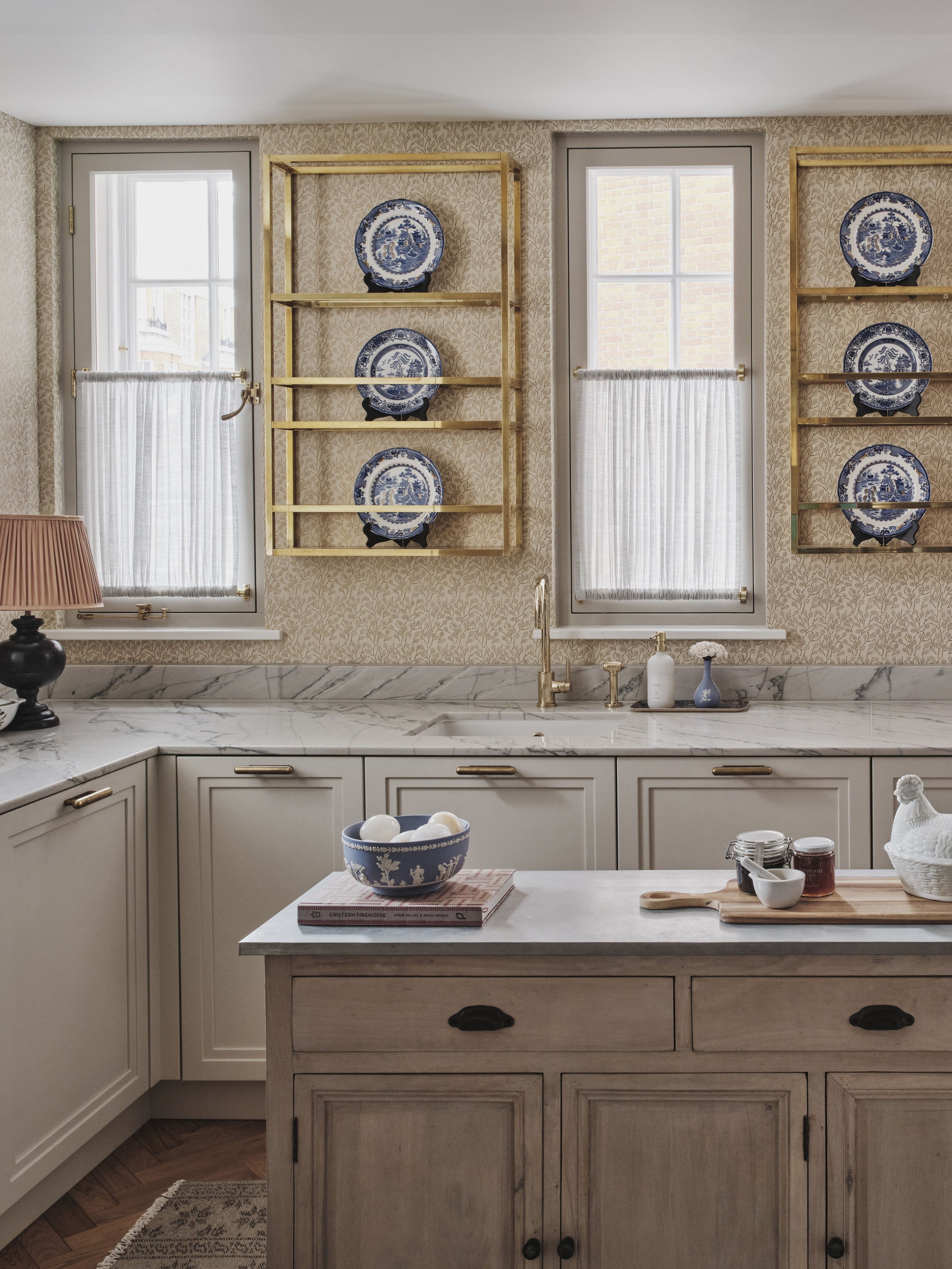 Studio-L-London-farmhouse-in-the-city-kitchen-brass-shelves-st-james.jpg