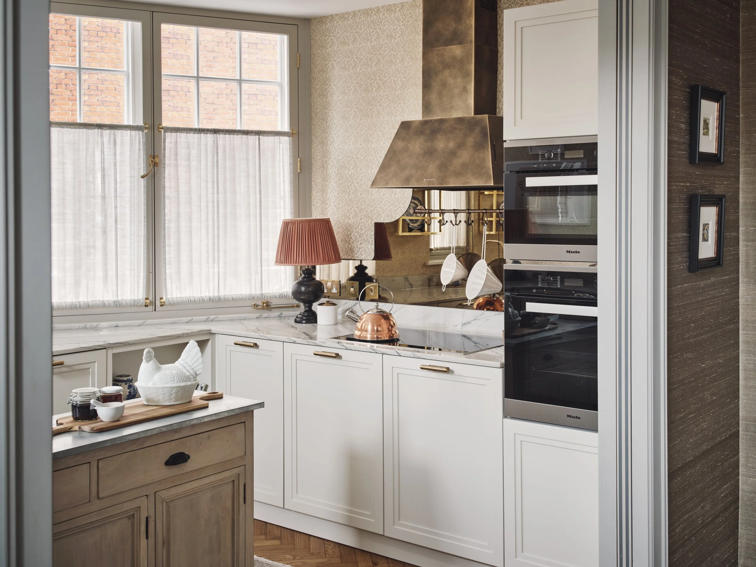 Studio-L-London-farmhouse-in-the-city-brass-hood-kitchen-st-james.jpg