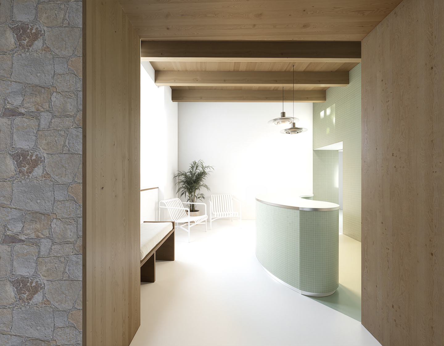 Intérieur moderne avec comptoir en mosaïque verte, lumière naturelle, plantes et mobilier en blanc et bois clair.