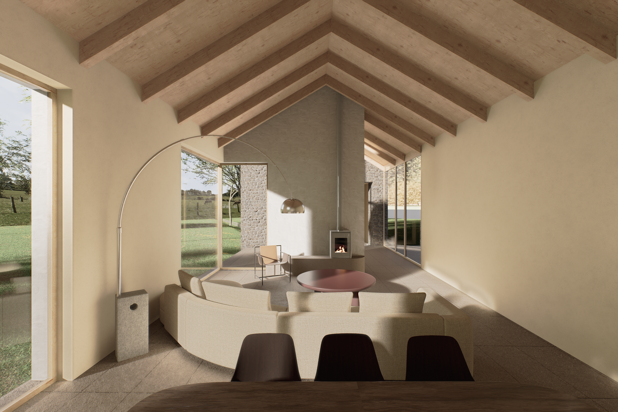 Intérieur d'une maison moderne avec plafond en bois, murs clairs, cheminée, canapé beige, table ronde, grande baie vitrée laissant entrer la lumière et un jardin extérieur.