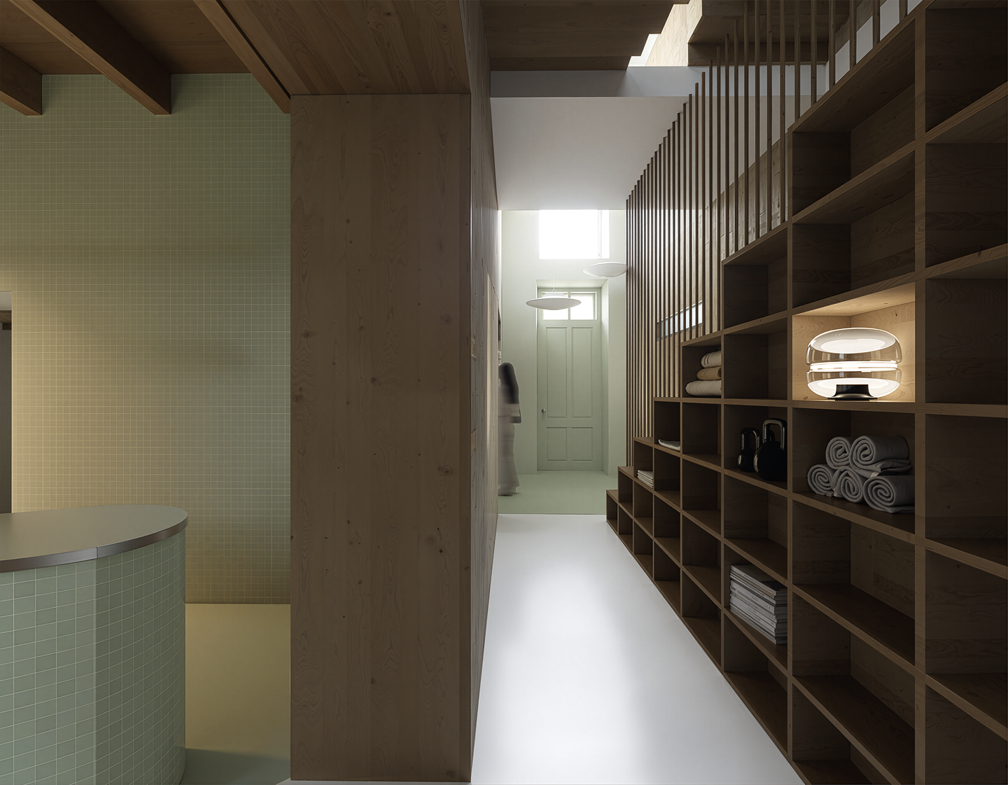 Intérieur minimaliste avec étagères en bois, serviettes roulées, lampes modernes, et espace éclairé naturallement, probablement une zone de stockage ou un vestiaire.