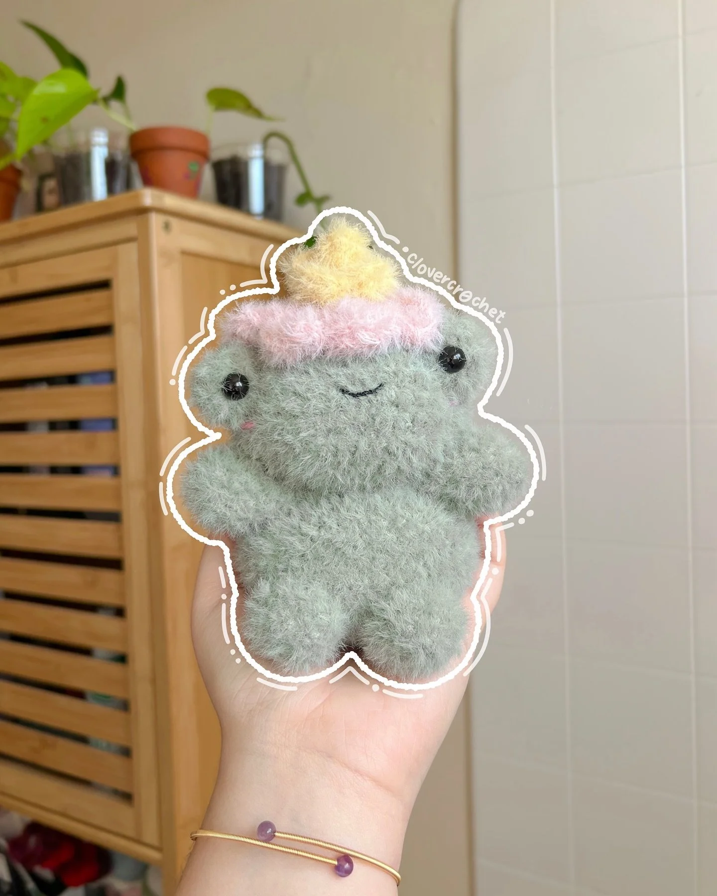 &lsquo;s flower froggie 🌷🌱

as soon as i saw this pattern i knew i had to have it, i mean look at her !!! every frog i make besides the wizards i usually gift to my gma whose special interests has always been froggies, and this one will definitely 