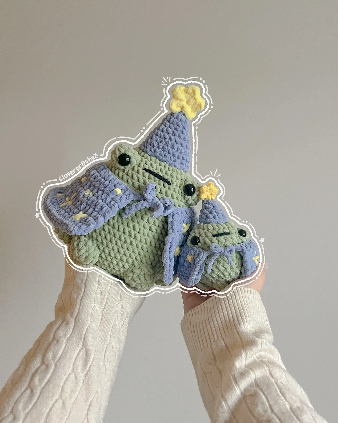 &lsquo;s JUMBOOO FROGGIE &amp; lil baby 🥹🌟🔮

if you wondered just HOW jumbo this chunker is compared to the original wizard froggie pattern, look no further 🙂&zwj;&harr;️

i didn&rsquo;t realize i literally made one 3x bigger until i set them nex