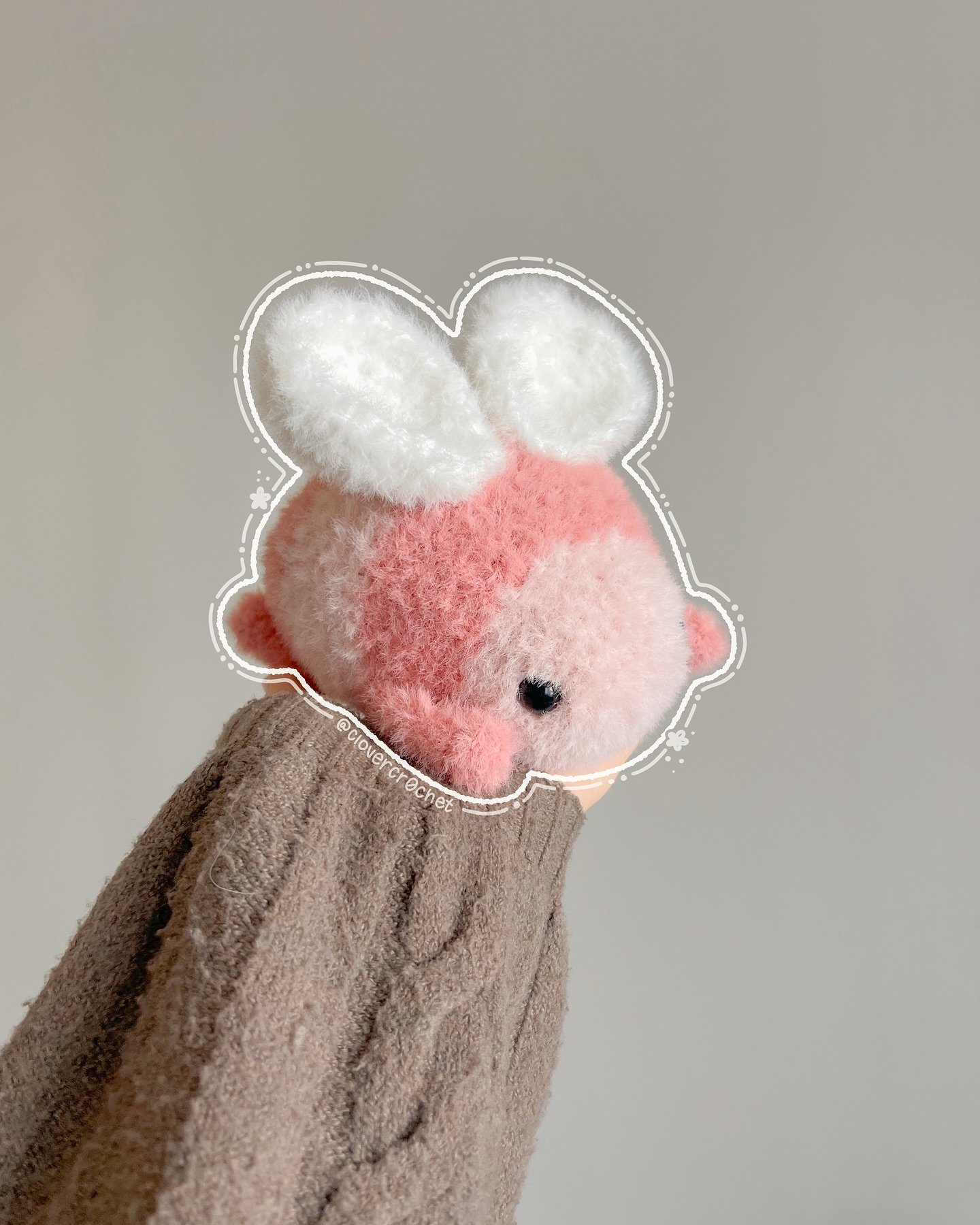 &lsquo;s baby barnaby 💞🐝🌱

i got the opportunity to test one of the cutest patterns ive ever seen for @y2kcrochet and i genuinely can&rsquo;t stop staring at it 🥹

i put weighted pellets in her belly so she really floops and crinkles when you dro