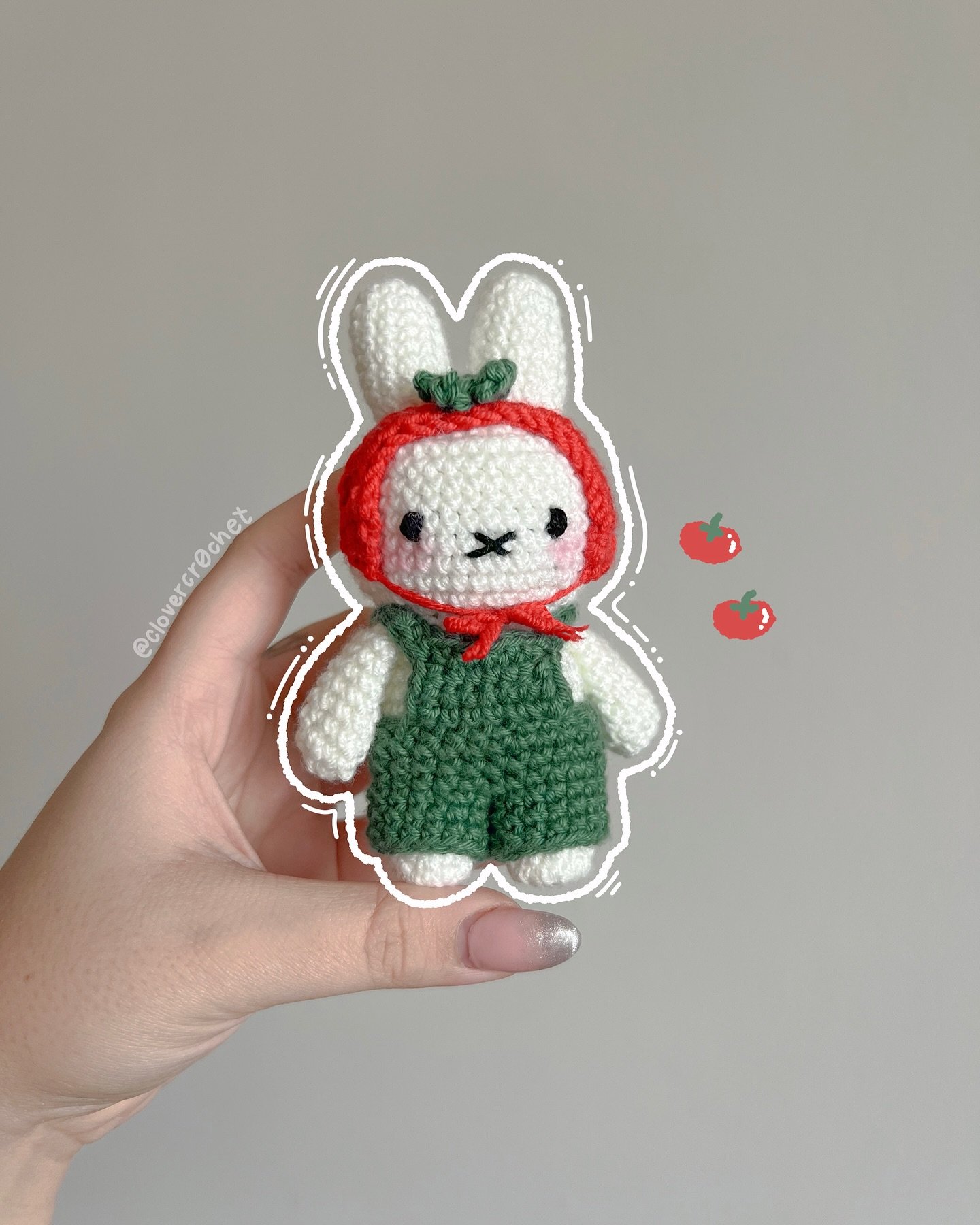 &lsquo;s lil miss tomato farmer 🍅✨

used the free pattern by @chubbiesbyash on yt <3

i wanna pretend i don&rsquo;t love making 2mm plushies as much as i do, bc they take sooo much time &amp; hand cramps, but they always come out so cute 🥹
