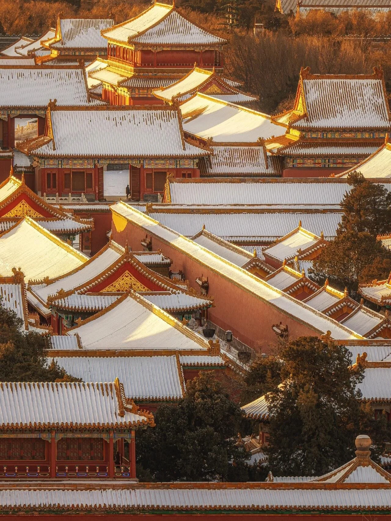 Beijing&rsquo;s first snow of the season, the ephemeral falling softly against the ancient and steadfast.

#chinamoderne #newchina