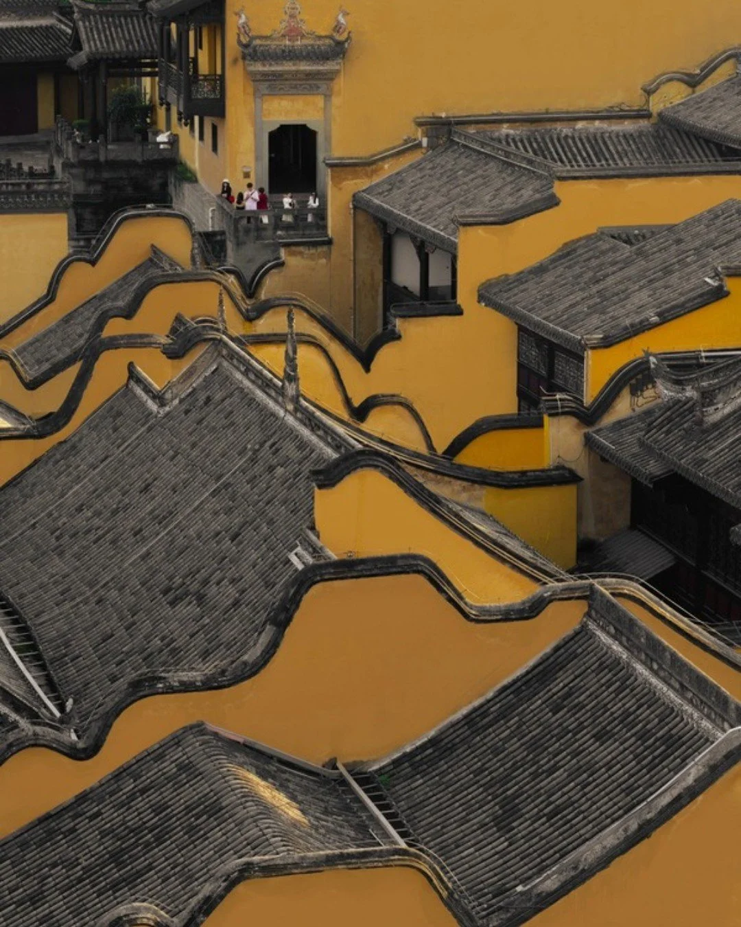 In Chongqing's Huguang Guild Hall complex, @yiji_collection's team completed a striking restoration and renovation of two historic buildings for the Canop&eacute;e Caf&eacute;. 

The two independent buildings, at No. 40 and No. 42 Xiahongxue Lane, we