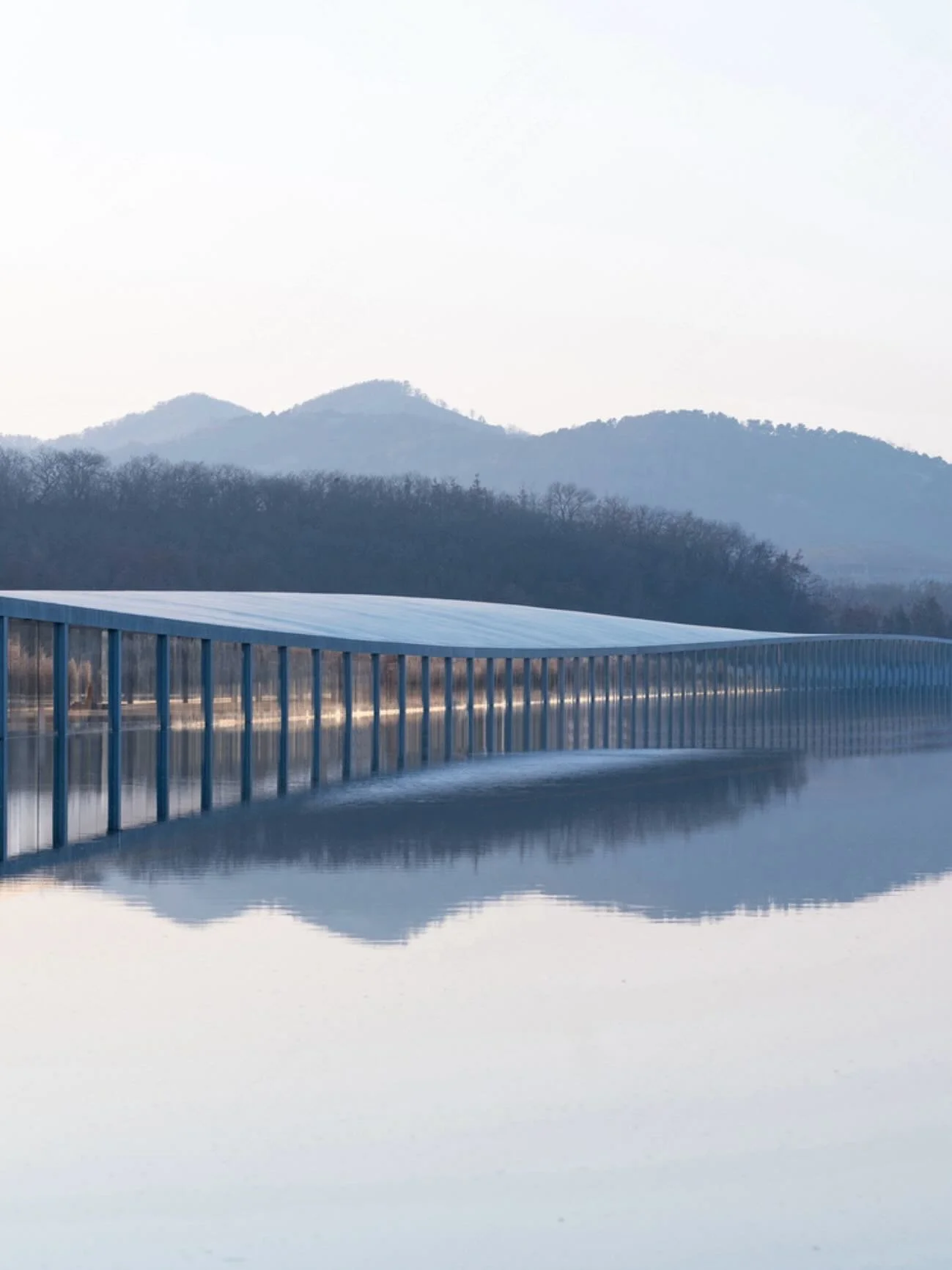 Instead of cordoning off its galleries, the Zaishui Art Museum in Rizhao, Shandong, was designed by @junya.ishigami_associates to invite nature in. The kilometer-long museum features a ribbon-like roof paired with transparent glass curtain walls. In 