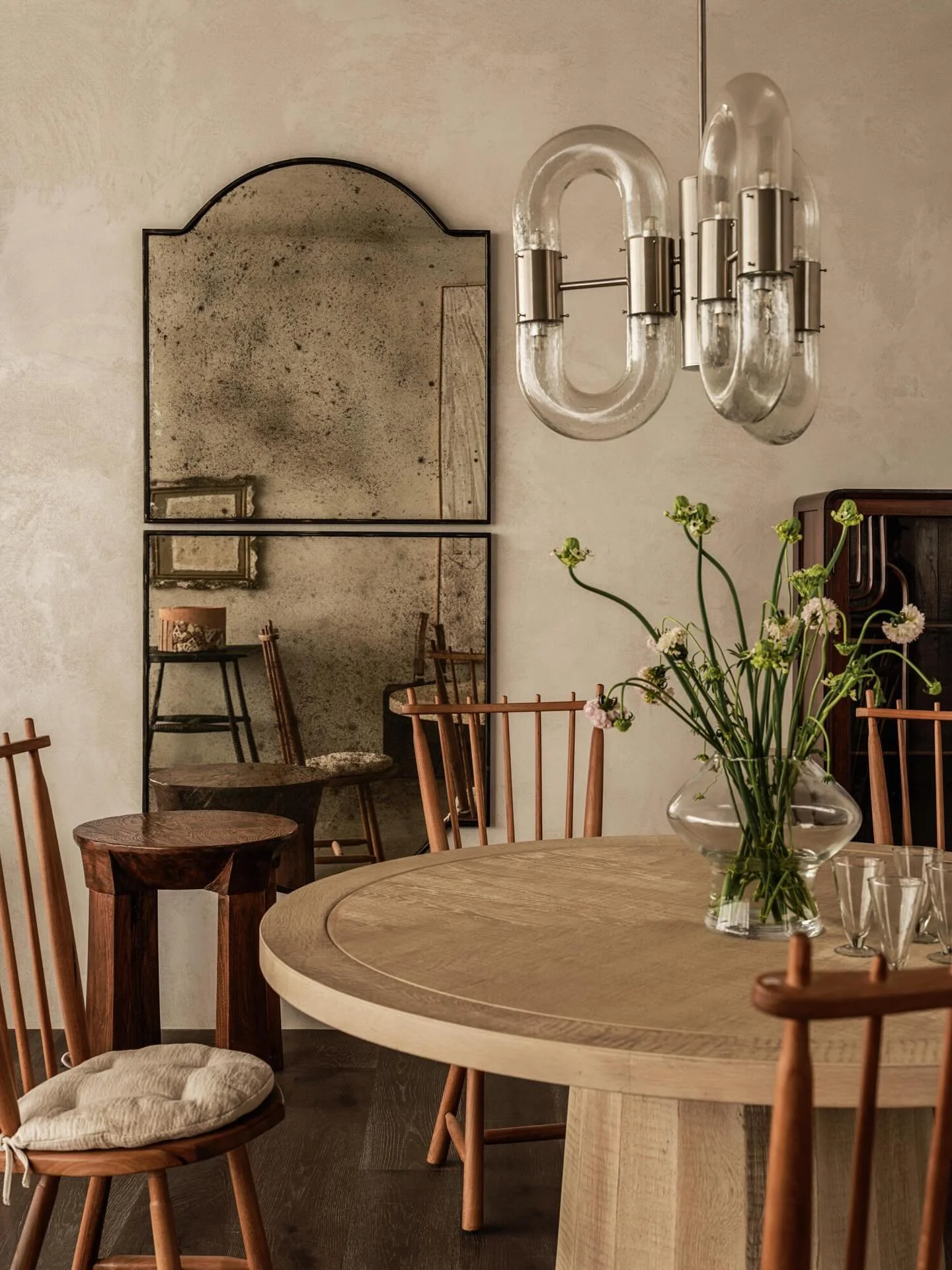 Creativity, Sustainability, Befriending Time. These are YIJI COLLECTION&rsquo;s three tenets for curating objects that integrate art and life. 

@yiji_collection&rsquo;s art galleries, furniture boutiques, and hybrid creative spaces showcase modern C