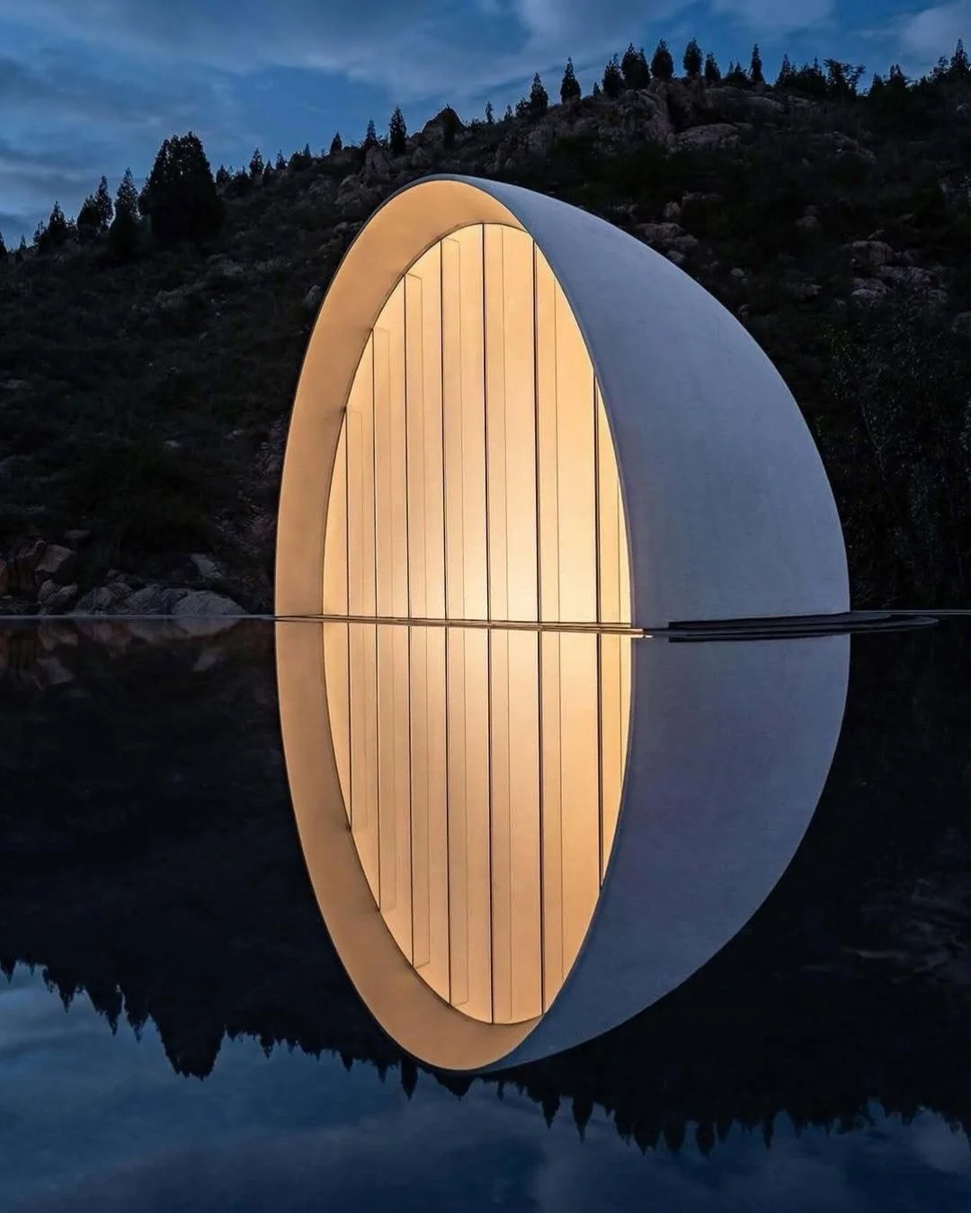 An eternal full moon glows in Shandong 🌕 Lead architect Zou Yingxi of SYN Architects conceived of the Hometown Moon as a dialogue between the manmade and the natural. Nestled within the Jiunvfeng Rural Resort, the venue hosts ceremonies, cultural ga