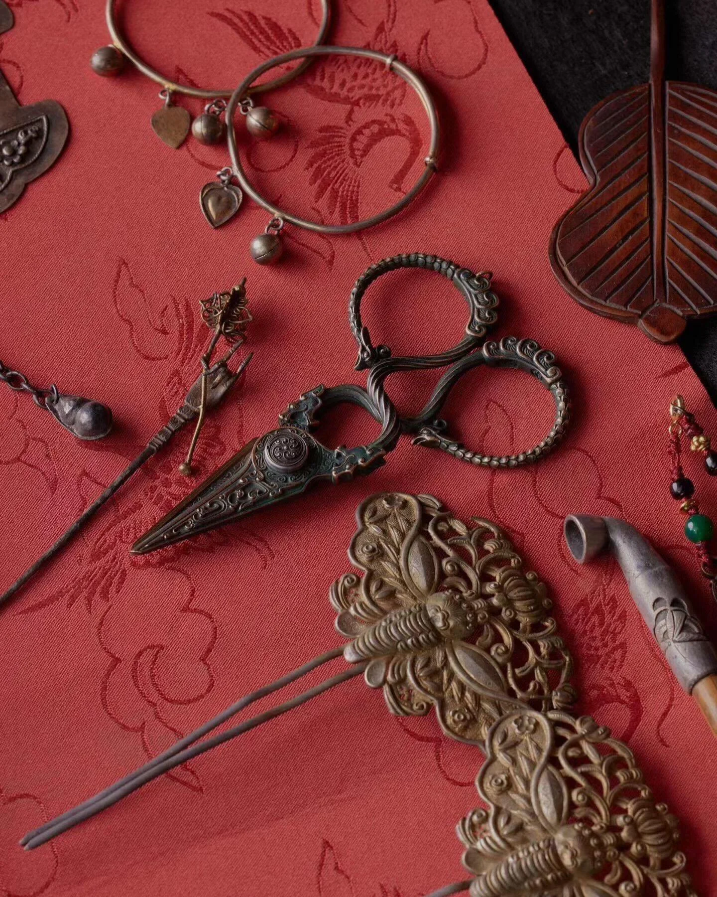 L&aacute;nq&igrave; 兰契 are hand-forged tea scissors from Chinese brand Xu&eacute;gǔ 学古. Designer Kǒng H&oacute;ngqi&aacute;ng 孔洪强 founded the brand with a philosophy of &ldquo;learning from the past, creating for the present.&rdquo; These tea scissor