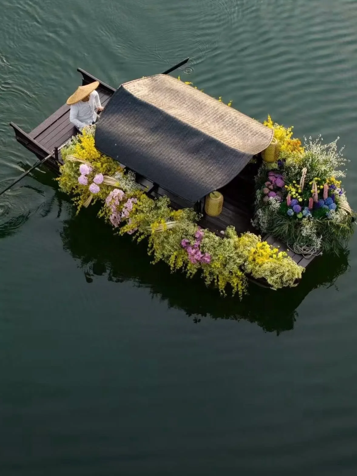 At @Amanyangyun, afternoon tea drifts across the water. Flowers, tea, and landscape all held in one frame. Spring, set in motion.

#chinamoderne #newchina