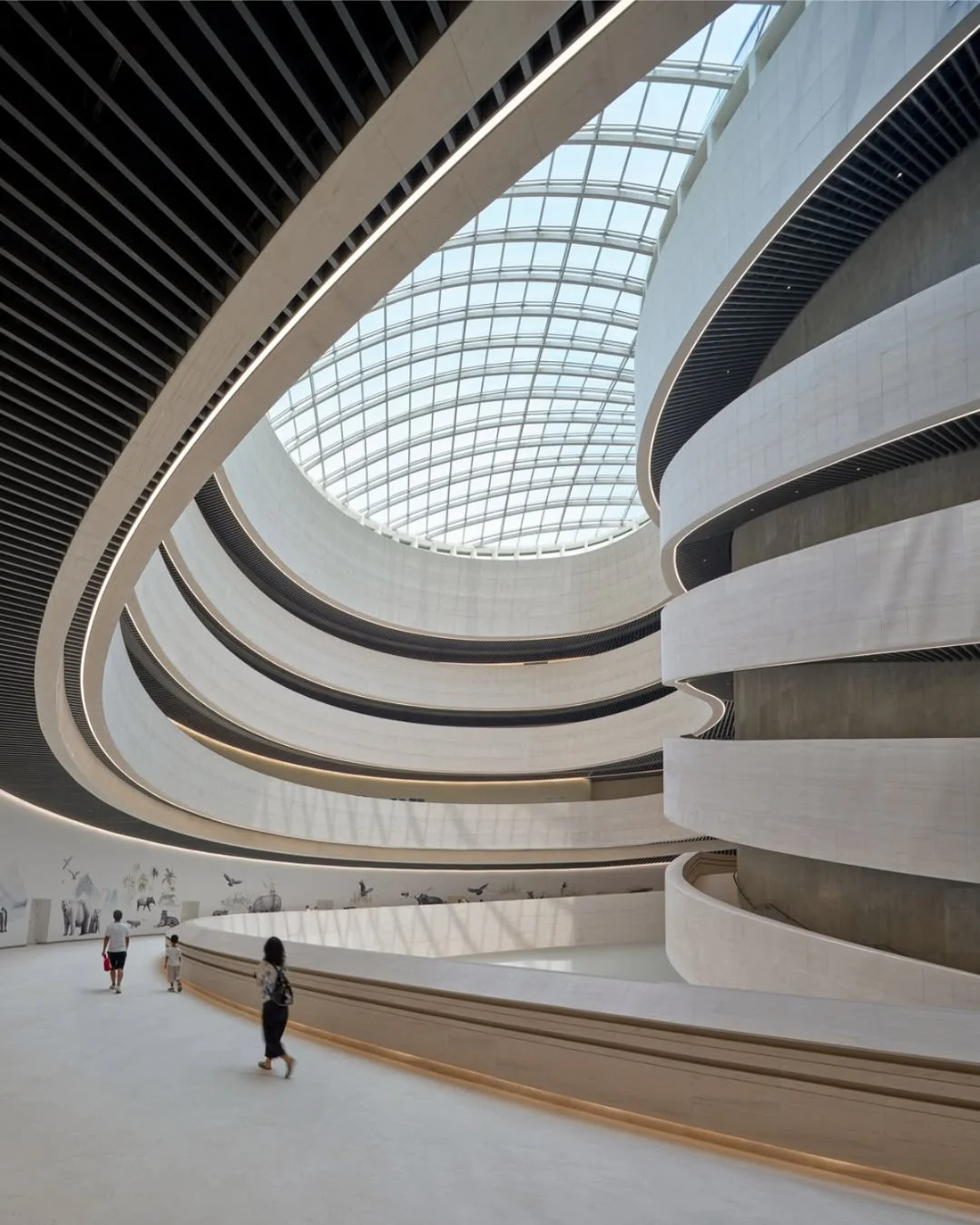 The Shenzhen Natural History Museum just opened this week beside Yanzi Lake in Pingshan District. This 105,300 sq m building was designed by a consortium of 3XN (Copenhagen), B+H Architects (Toronto), and Zhubo Design (Shenzhen). Their winning design