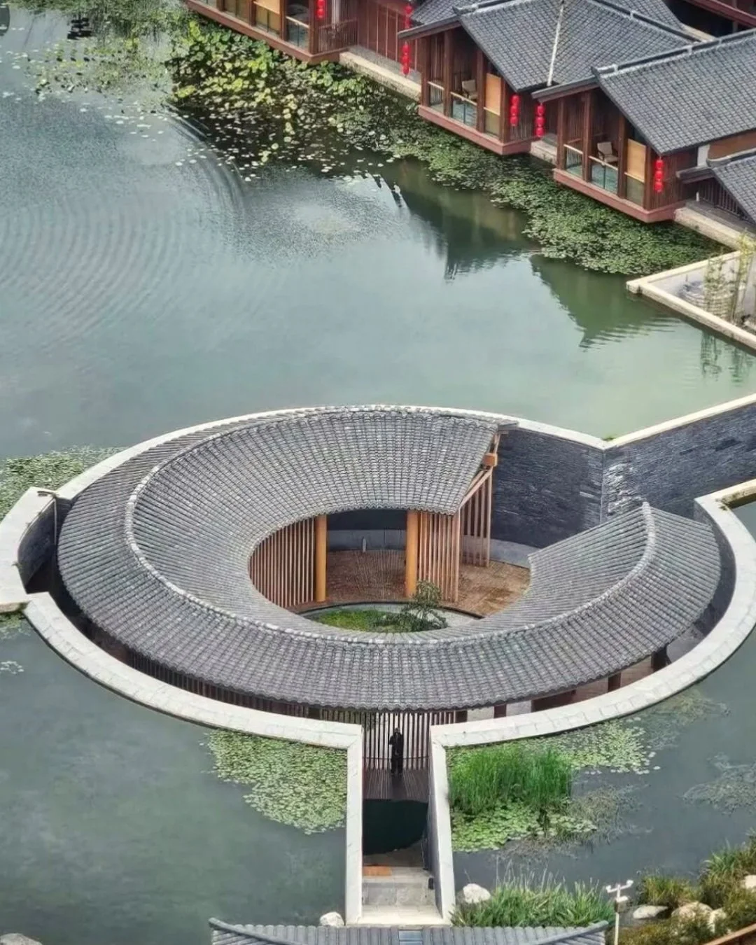 Regional Urban Renewal of Longxing Temple Area 龙兴寺片区更新 (L&oacute;ngxīng S&igrave;) sits in the historic downtown core of Pengzhou, a northern county-level city under Chengdu. Centered on a millennium-old Buddhist temple compound, the district was onc