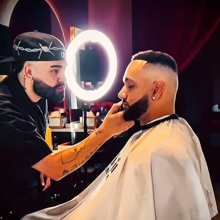 LA VIP Barber at work
