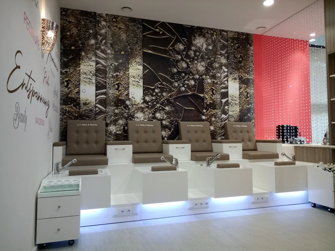 Schuhe mit Wasserhähnen in einem Nagelstudio, weiße Möbel, Wanddekoration mit schwarzem und rotem Hintergrund.