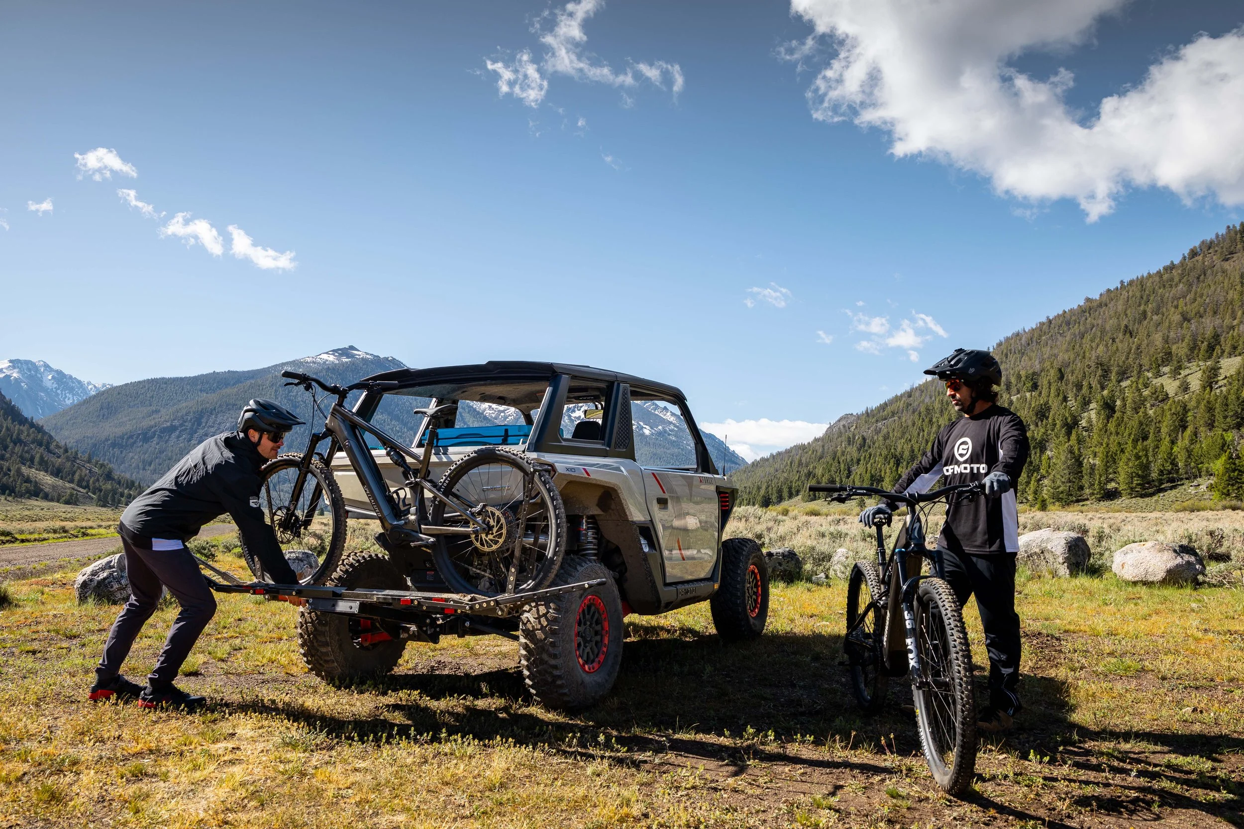 CFMOTO_MY27_X10_Lifestyle_14187.jpg
