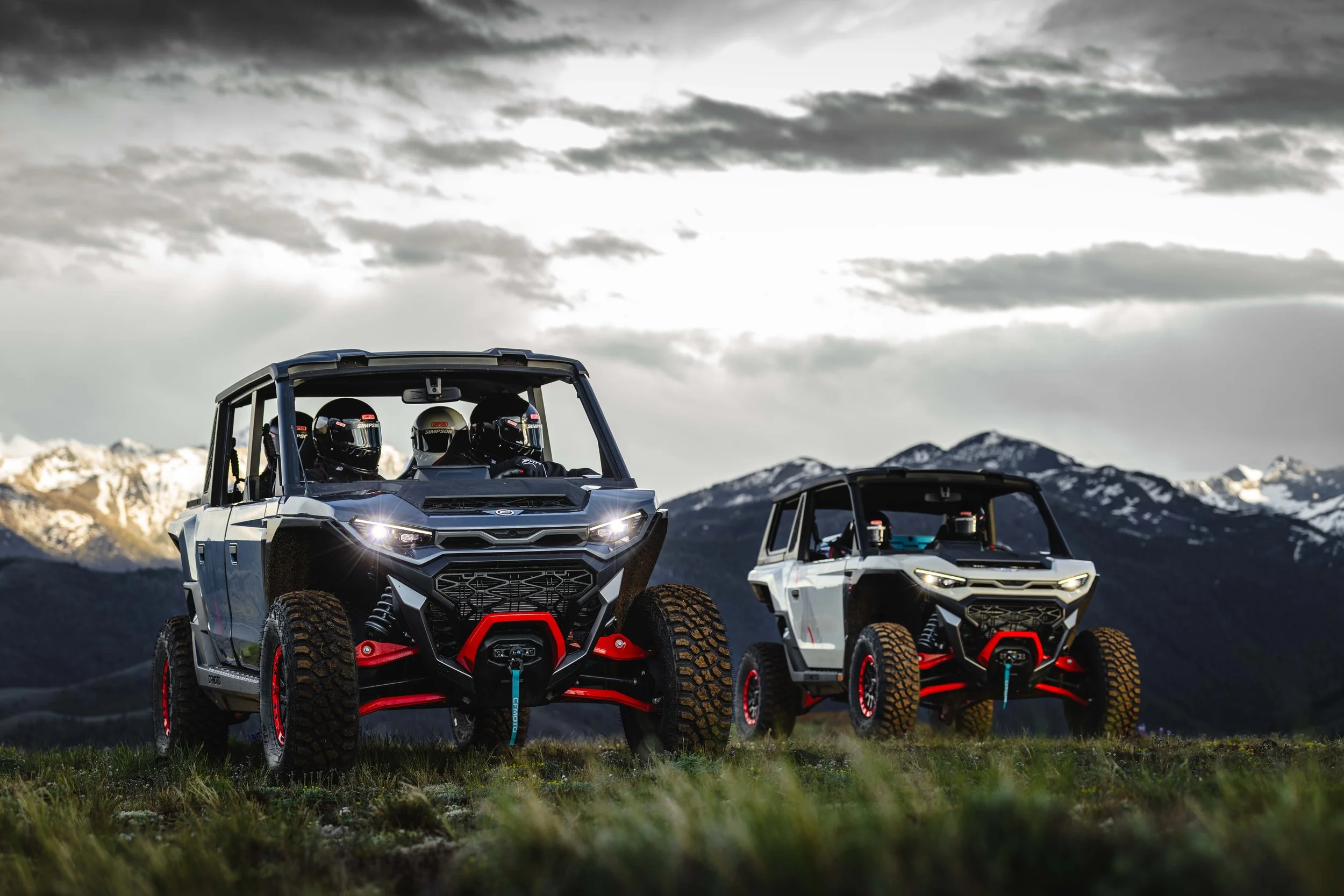 CFMOTO_MY27_X10_Group_Lifestyle_09836.jpg