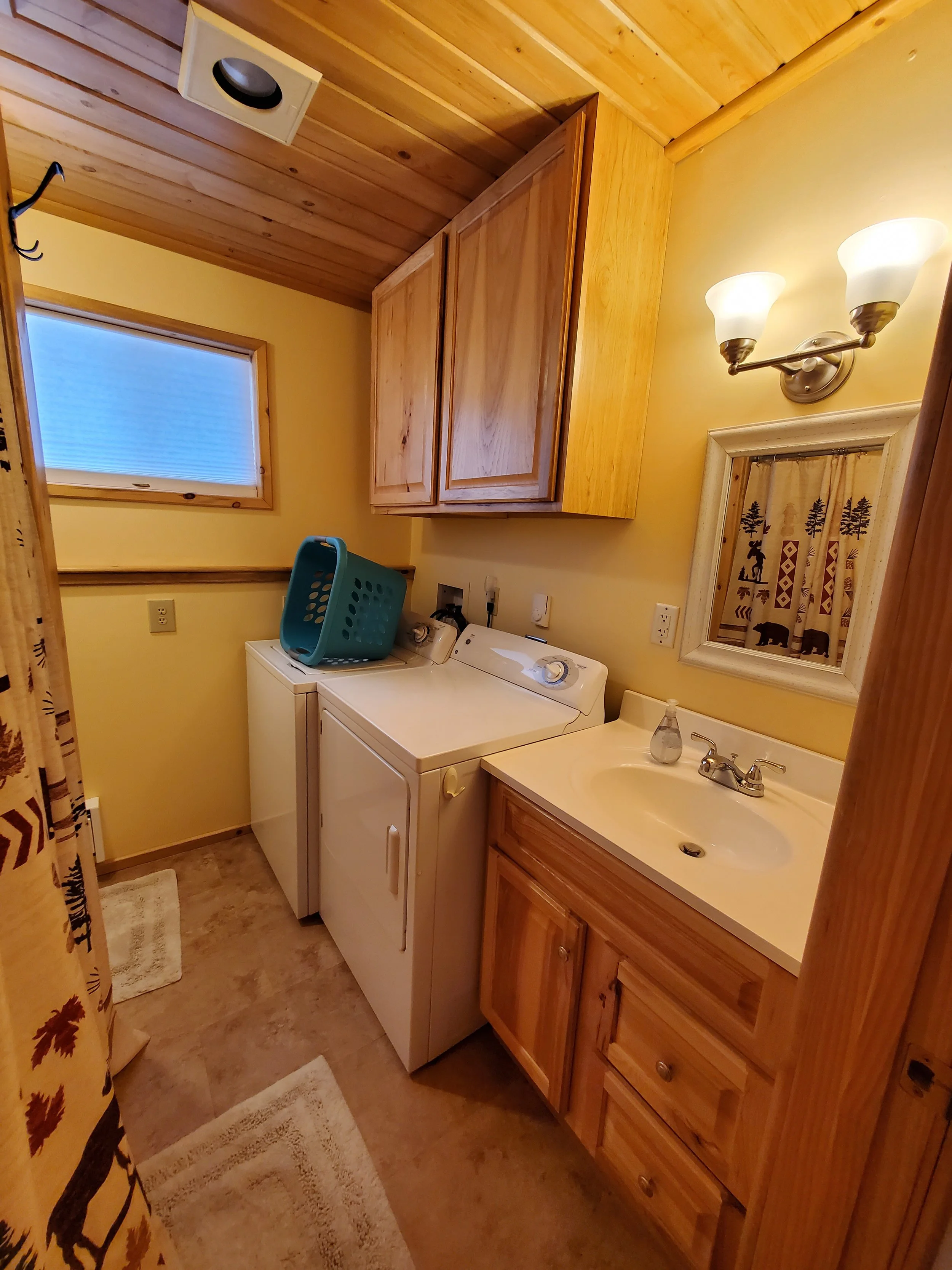 Guest Bathroom/Laundry