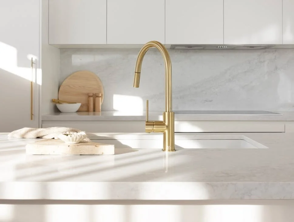 Sometimes less is really more 💫

When your stone is doing all the talking and the hardware deserves its own fan club .... there's no need to clutter the space with 47 bowls, fake lemons and a decorative ladder nobody uses 😂

Clean lines, minimal st