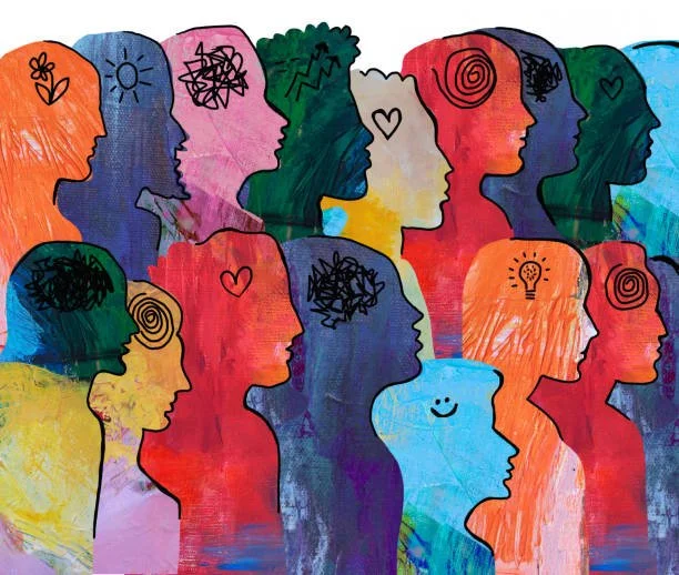 Multiple bunte Silhouetten von Menschen mit verschiedenen Symbolen und Skizzen im Kopf, symbolisieren Gedanken, Kreativität und Vielfalt.