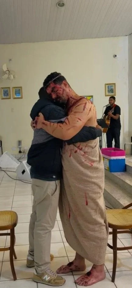 Jesus abraçando os jovens, pedido de oração, salvação em jesus, amor que cura e transforma