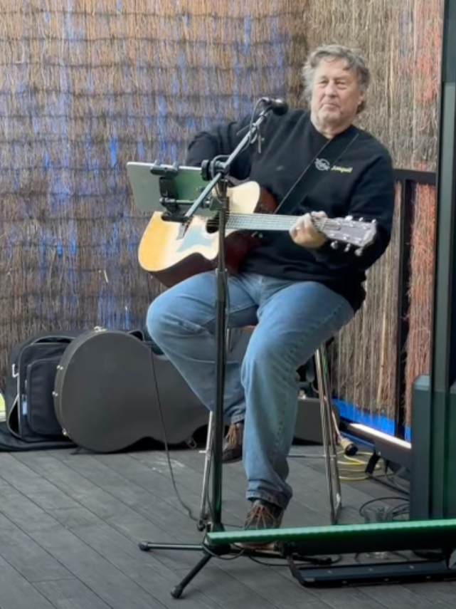 Live Music: Phil Hart