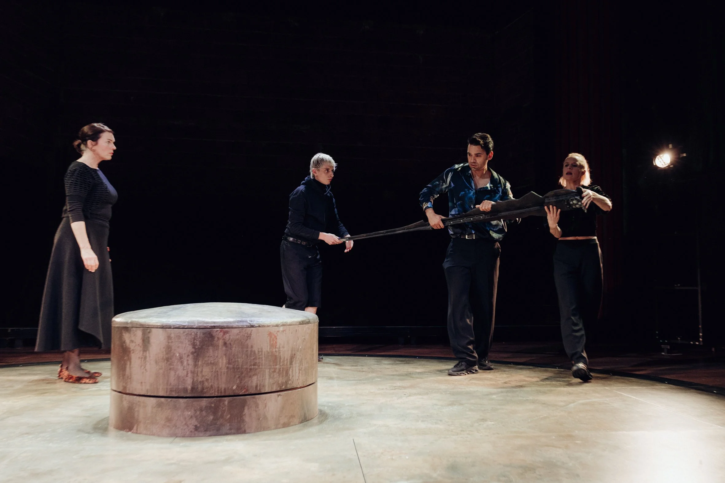 Chronik Der Laufenden Entgleisungen - Metropoltheater 2025 - Regie: Alexander Weise