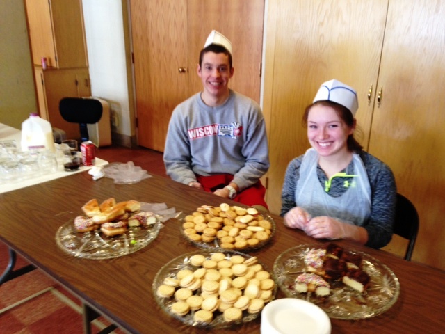 Mt Carmel volunteers distribute desserts