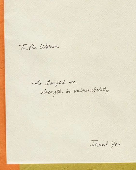 Une carte manuscrite avec un message de gratitude, adressée aux femmes, mentionnant qu'elles ont enseigné la force dans la vulnérabilité.
