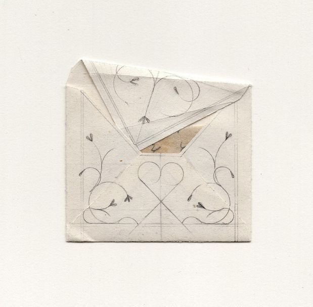 Une enveloppe en papier avec un dessin de deux souris formant un cœur, entourées de motifs de cœurs et de lignes.