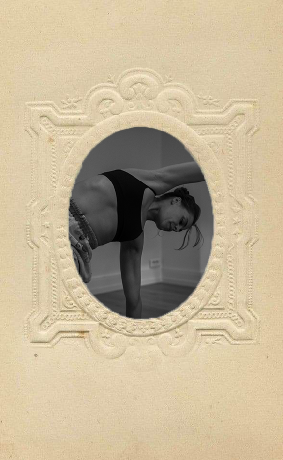 Une femme fait du yoga, vue à travers une ouverture ovale dans un mur décoratif beige.