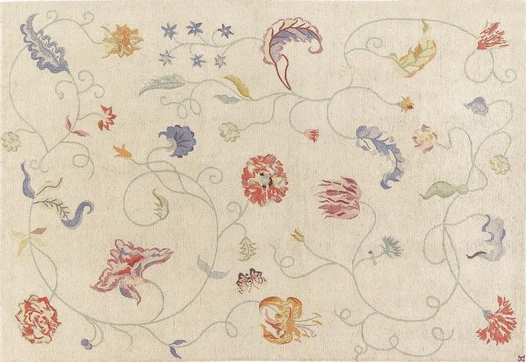 Tapisserie avec motifs floraux et vignes en couleurs pastel sur fond clair.