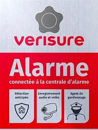 Étiquette d'une alarme connectée à une central d'alarme, avec logo en forme de bouton de carillon, mentionnant détection anticipée, enregistrement audio et vidéo, et agent de gardiennage.