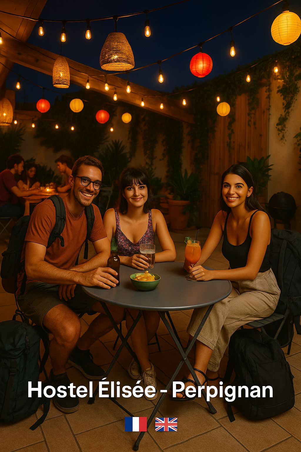 Trois jeunes adultes assis autour d'une table dans un restaurant ou un bar avec des lumières suspendues, souriant et profitant de leurs boissons. L'atmosphère est chaleureuse et conviviale, avec des plantes en arrière-plan.
