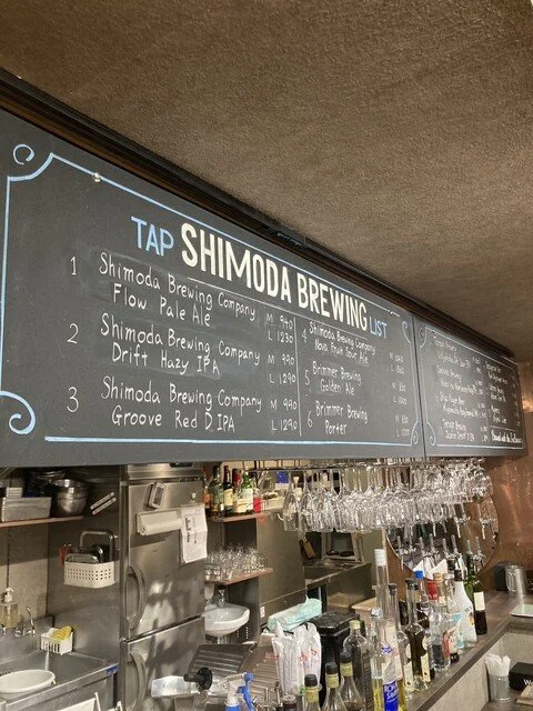 Shimoda Brewingのビールリストとバーカウンターの様子