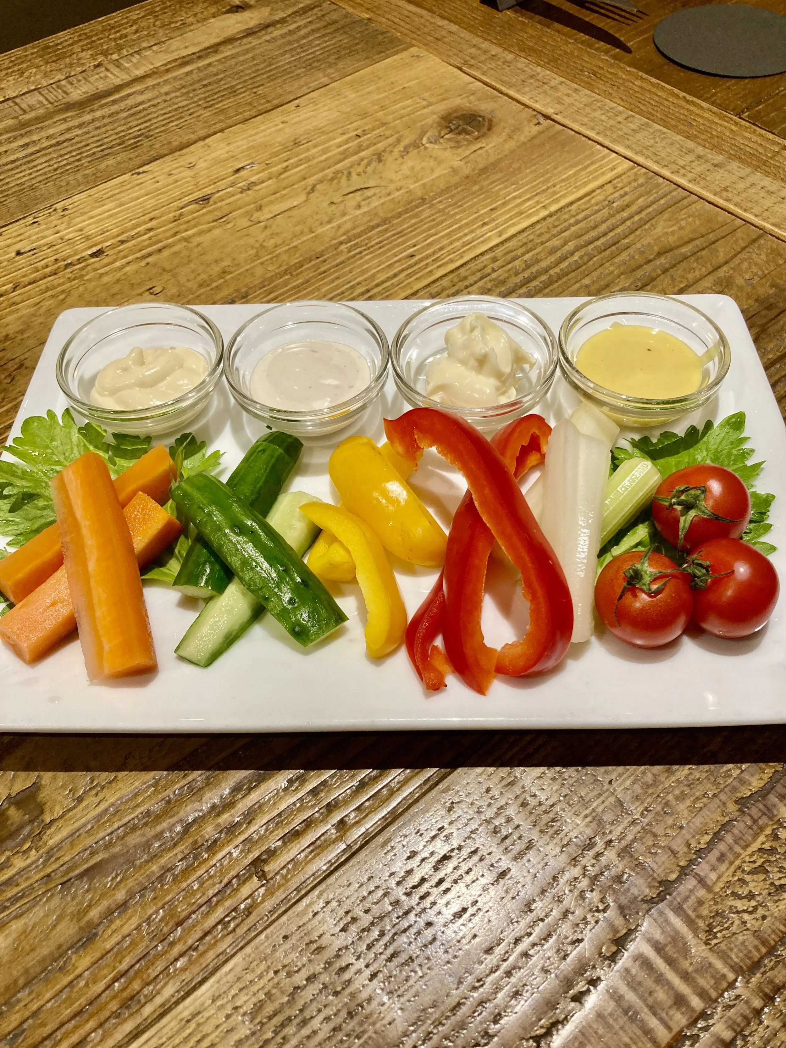 カラフルな野菜の盛り合わせと4種類のディップソース