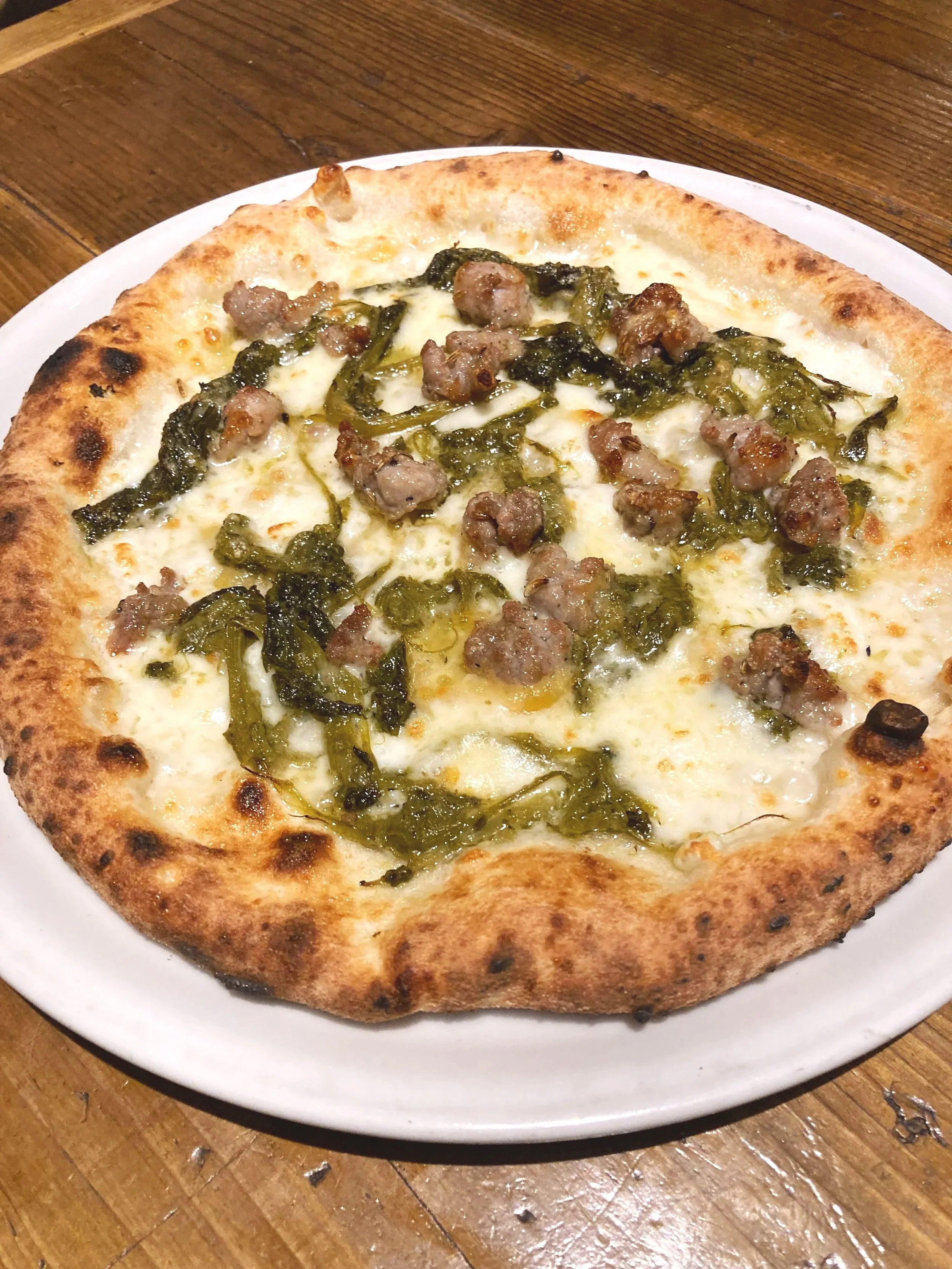 ピザの上に肉と青唐辛子が乗っている。