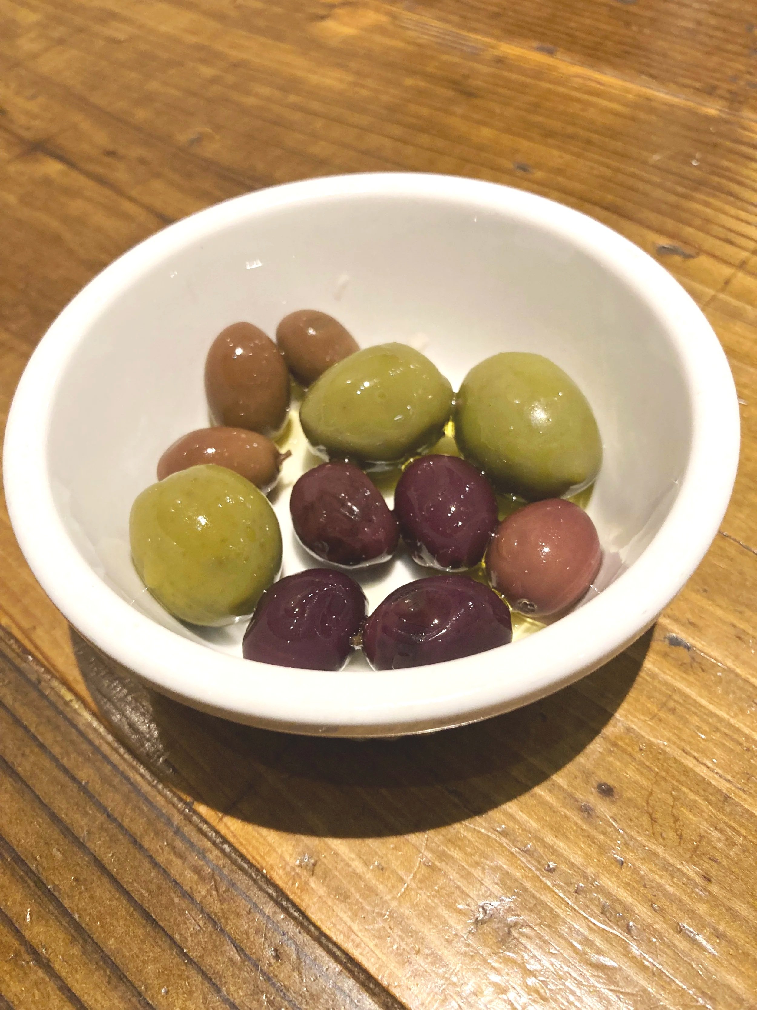 白いボウルの中に緑色、紫色、茶色のオリーブが入っている。」}}perial_r_신안오리엘엉혜진에서털밀하고 작업하는농장입니다.평소에 이용하는 농장에 를 해서 생산하는 영상을 보여줍니다.피클이름도 보여주고 있지요.요거트와 과일을 믹스하여 만든 피클이거나 과일과 함께 먹는 피클이에요.포크도 함께 보여줍니다.여기서 나는 향이 보여지고 있지요.오리와 곡물이 아주 맛있게 보여집니다. 여기서 먹는 맛도 아주 뛰어난 점도 보여지고 있습니다. 자연과 함께하는 피클이 아주 신선하게 보여지고 있는데, 자연의 넓은 공간과 함께 멋진 모습을 보여줍니다.고객과 함께 하는 모든 장면은 너무 좋아 보도 최선까지 보여지는 모습이기 때문에, 보는이들도 감탄하게 돼요.