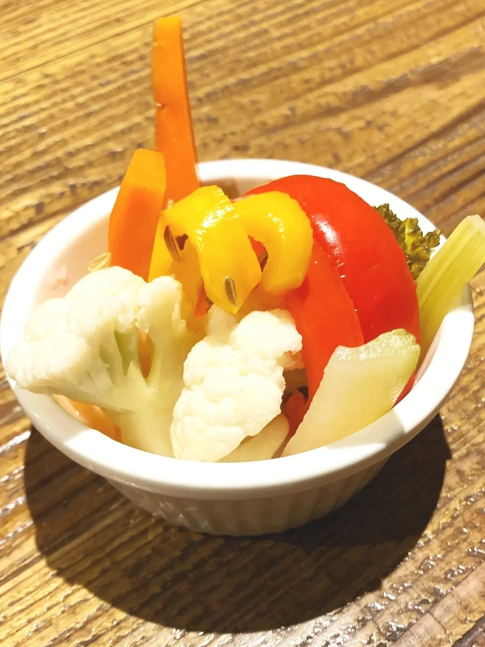 色とりどりの生野菜のサンプル盛り合わせ。カリフラワー、にんじん、ピーマン、セロリなどが入っています。