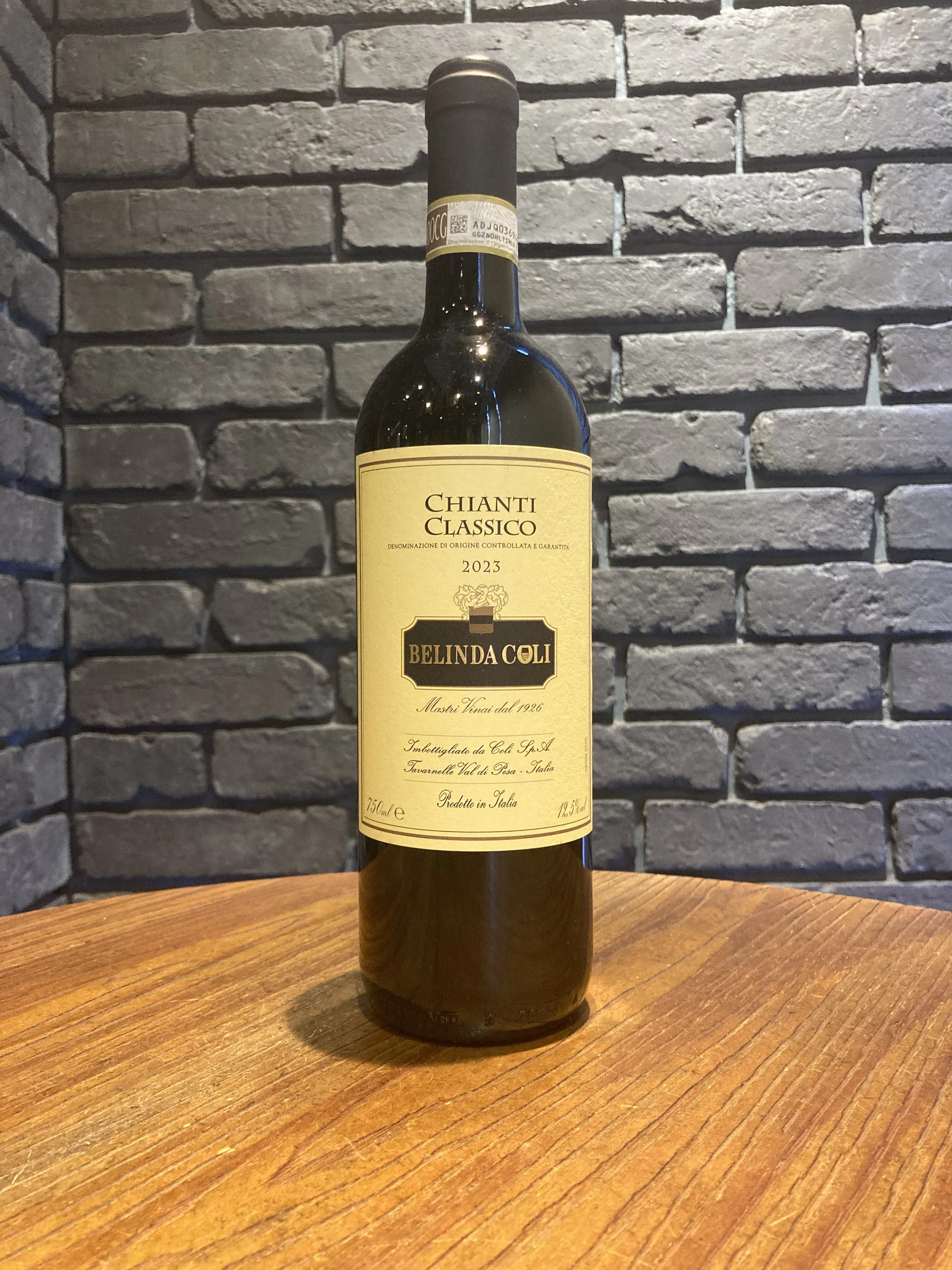 イタリア産赤ワインのボトル。ラベルには「Chianti Classico 2023」と書かれ、「BELINDA COLI」と記載されている。