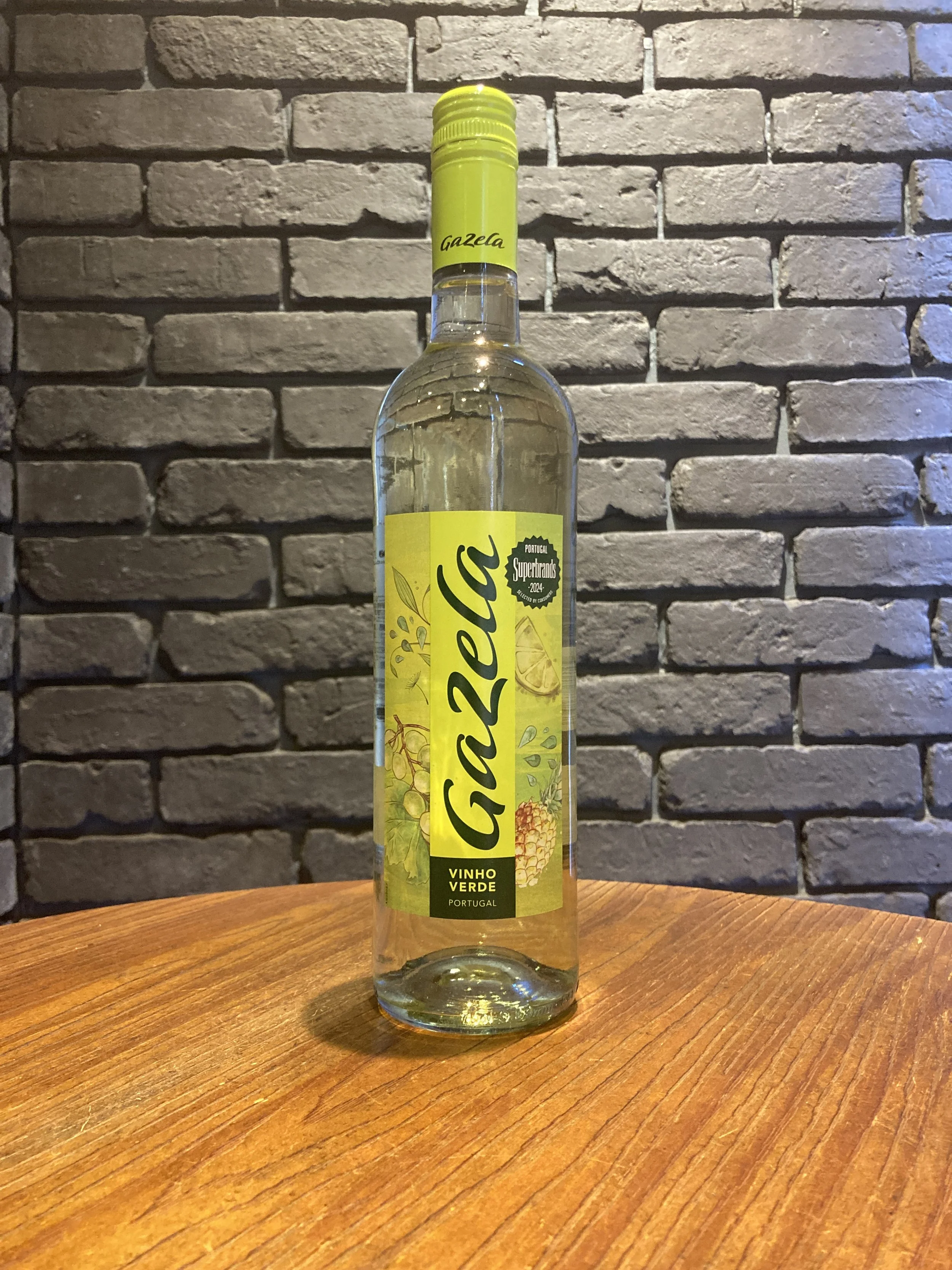 レモンとパイナップルのイラストや文字が描かれたガゼラブランドの白ワインの瓶の画像。