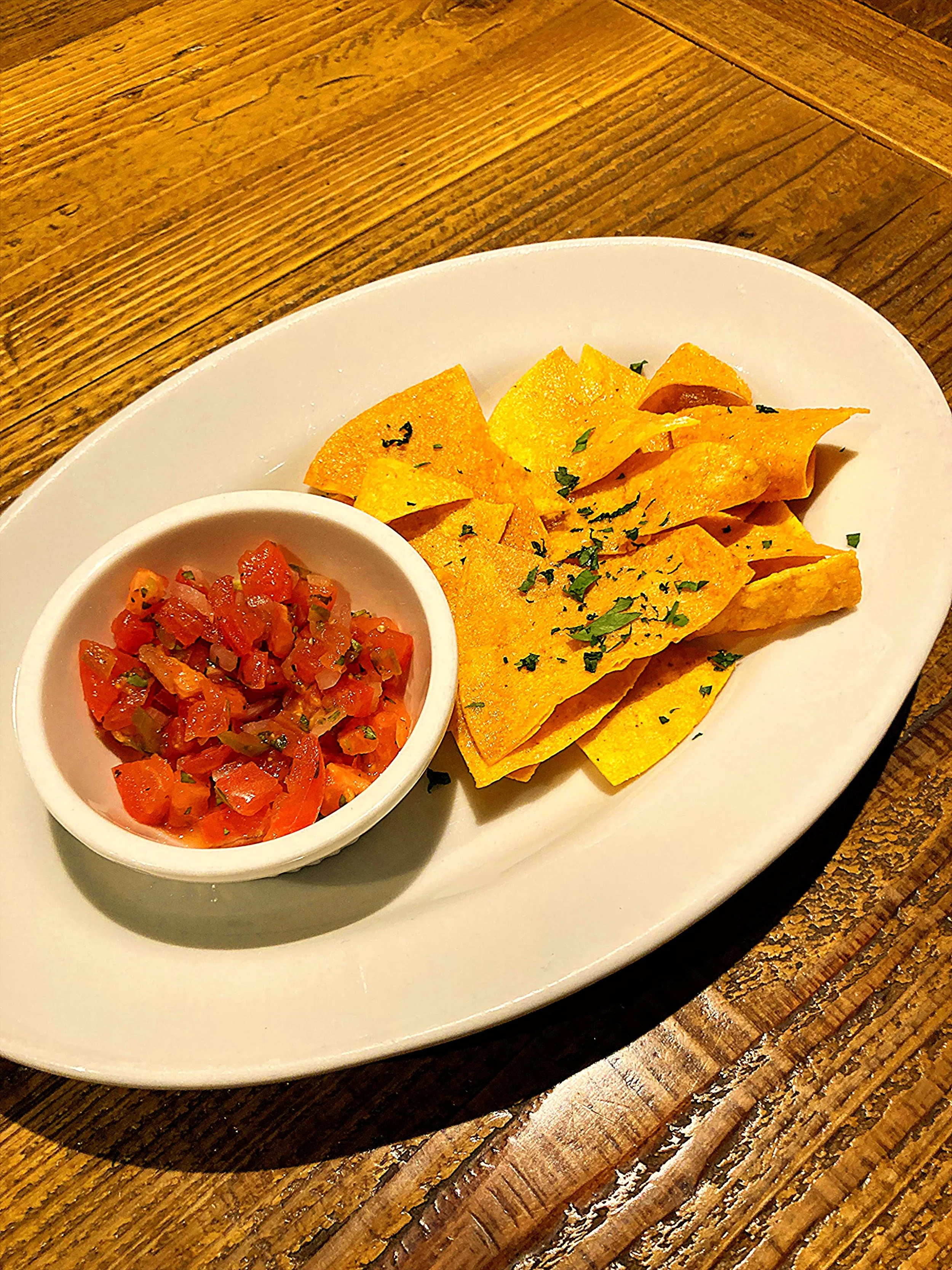 トルティーヤチップスとサルサソースの写真