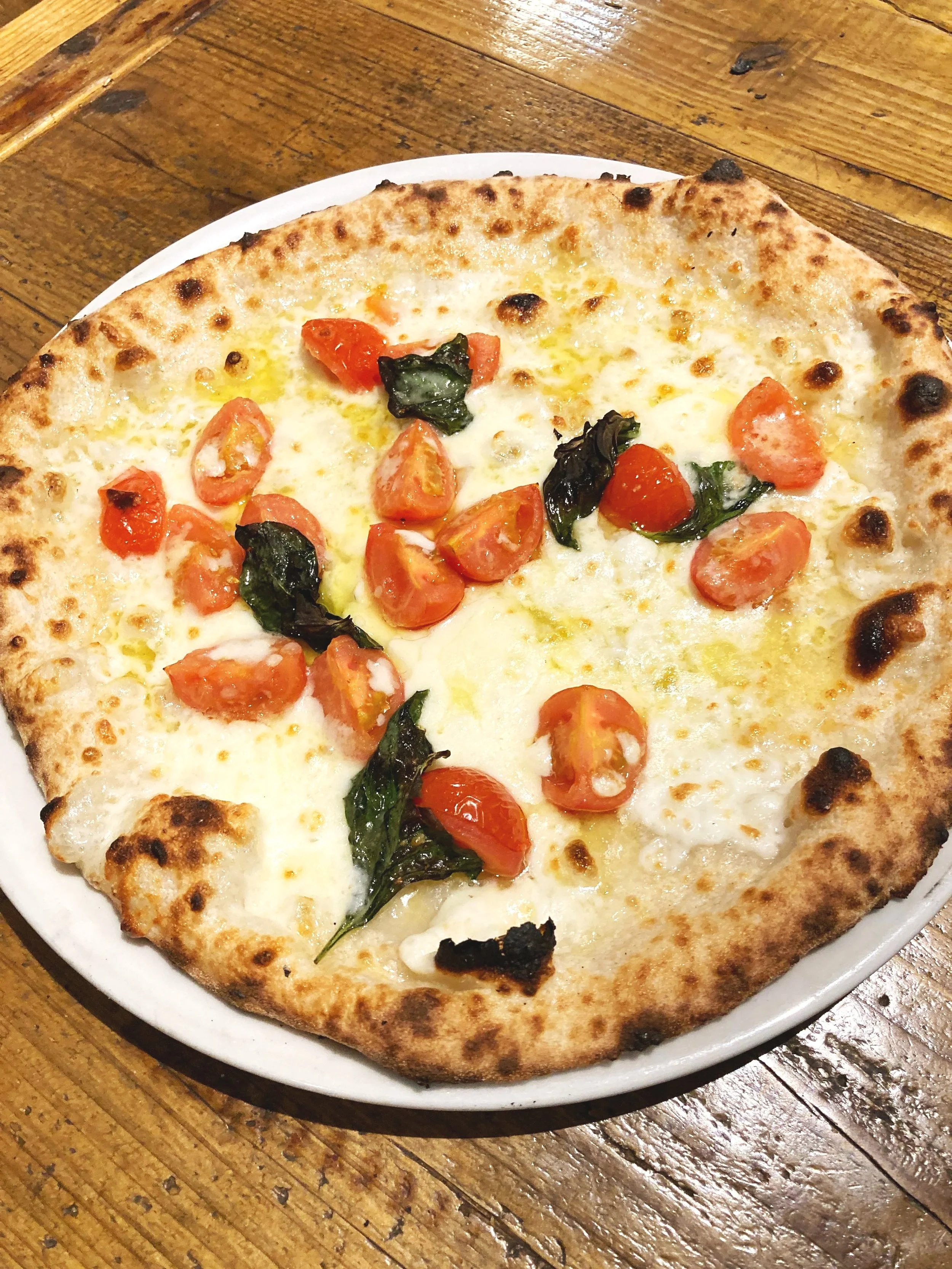 トマトとバジルのピザ